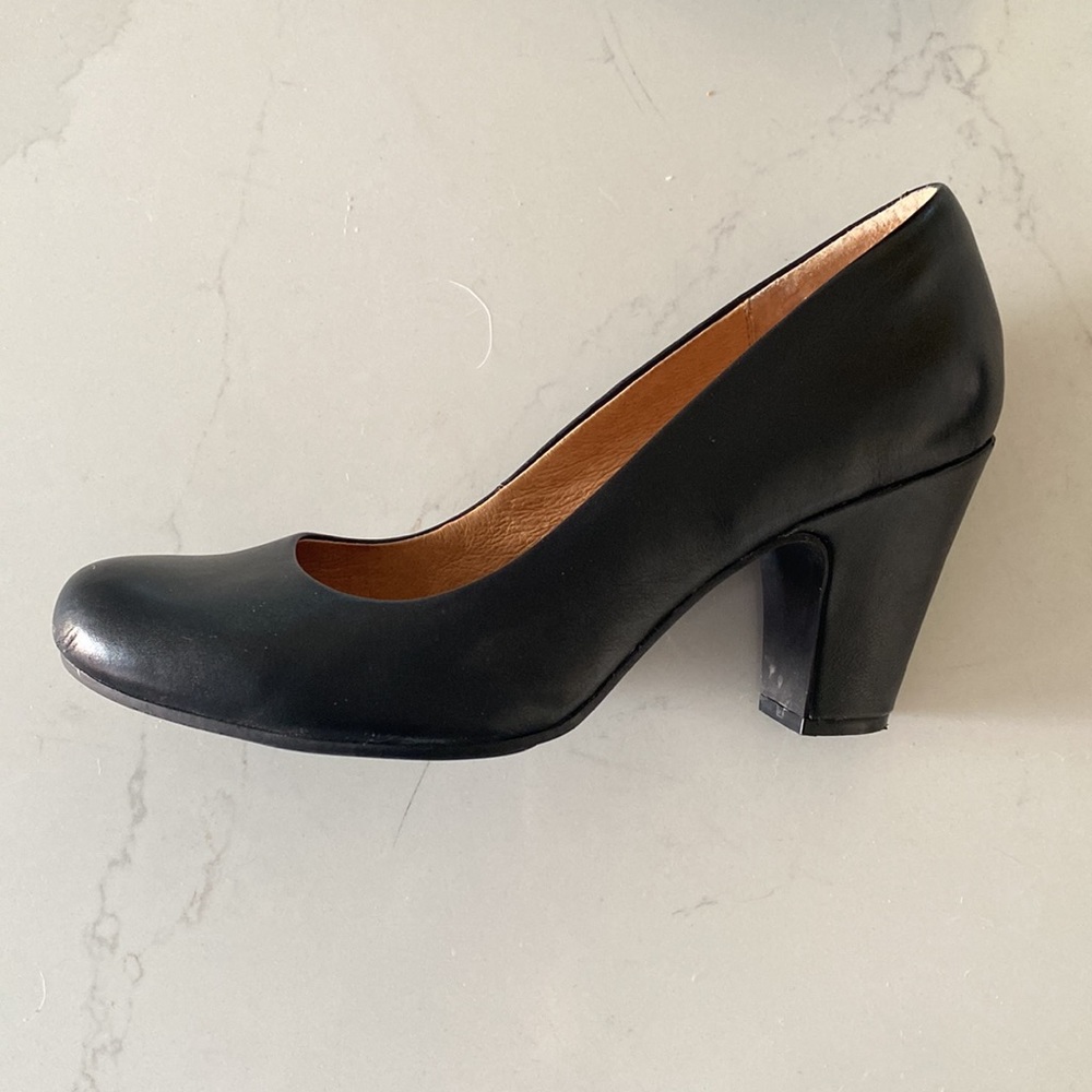 Sofft black pumps size 9